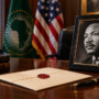 Hommage diplomatique sur bureau presidentiel 90x90